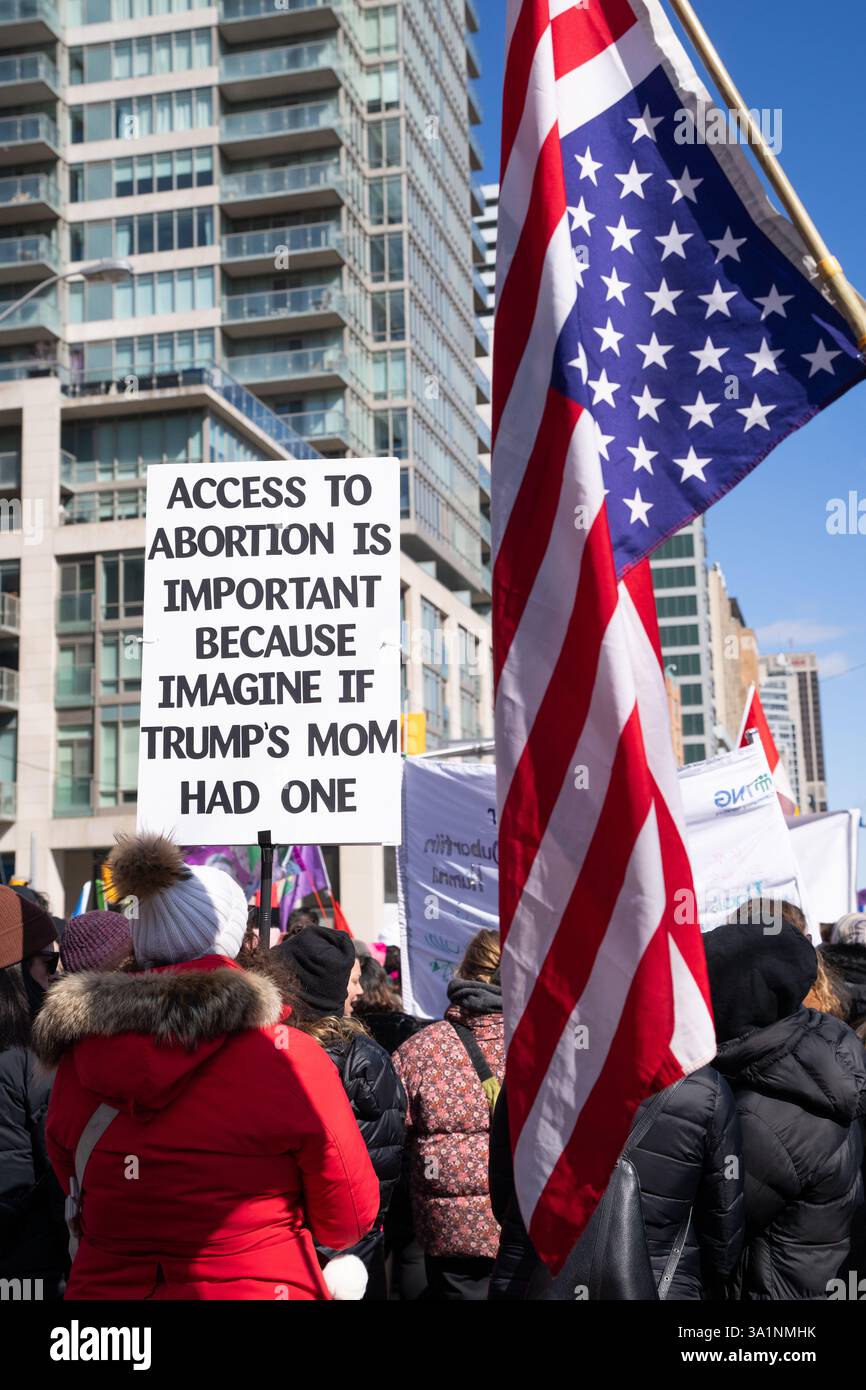 I diritti all'aborto citano Trump alla giornata internazionale della donna a Toronto, Canada, l'8 marzo 2025. Foto Stock