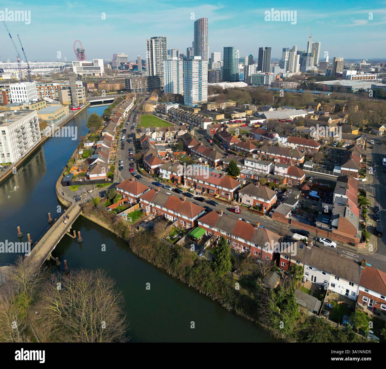 Stratfford. Vista aerea dell'area residenziale vicino all'Olympic Park, Londra, Regno Unito. Le case costeggiano il fiume Lea. Foto Stock