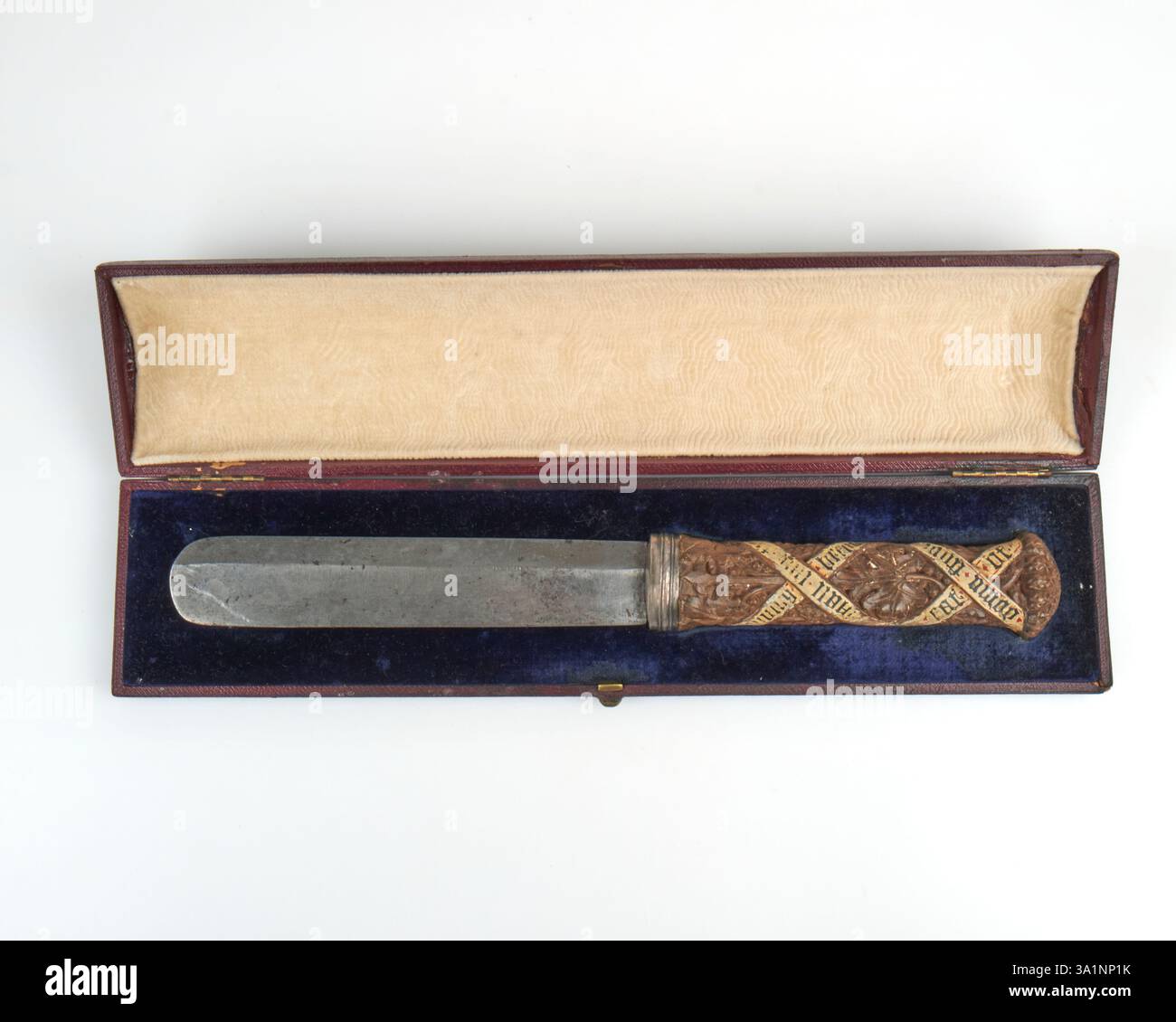Antico revival gotico degli anni '1840 intagliato e dipinto coltello da pane Herbert London in una custodia adattata. Foto Stock