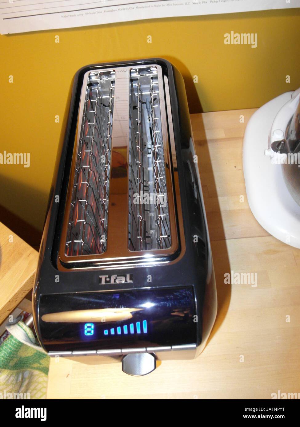 Berkeley Heights, NJ, USA - 03-08-2013 : tostapane elettronico degli anni '2010 in cucina Foto Stock