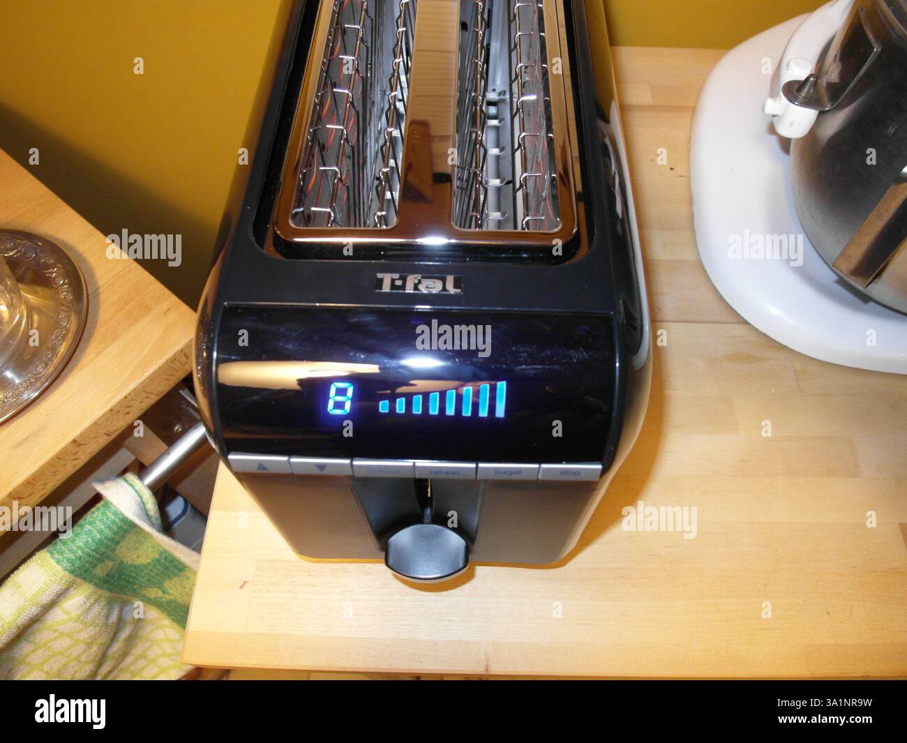 Berkeley Heights, NJ, USA - 03-08-2013 : tostapane elettronico degli anni '2010 in cucina Foto Stock