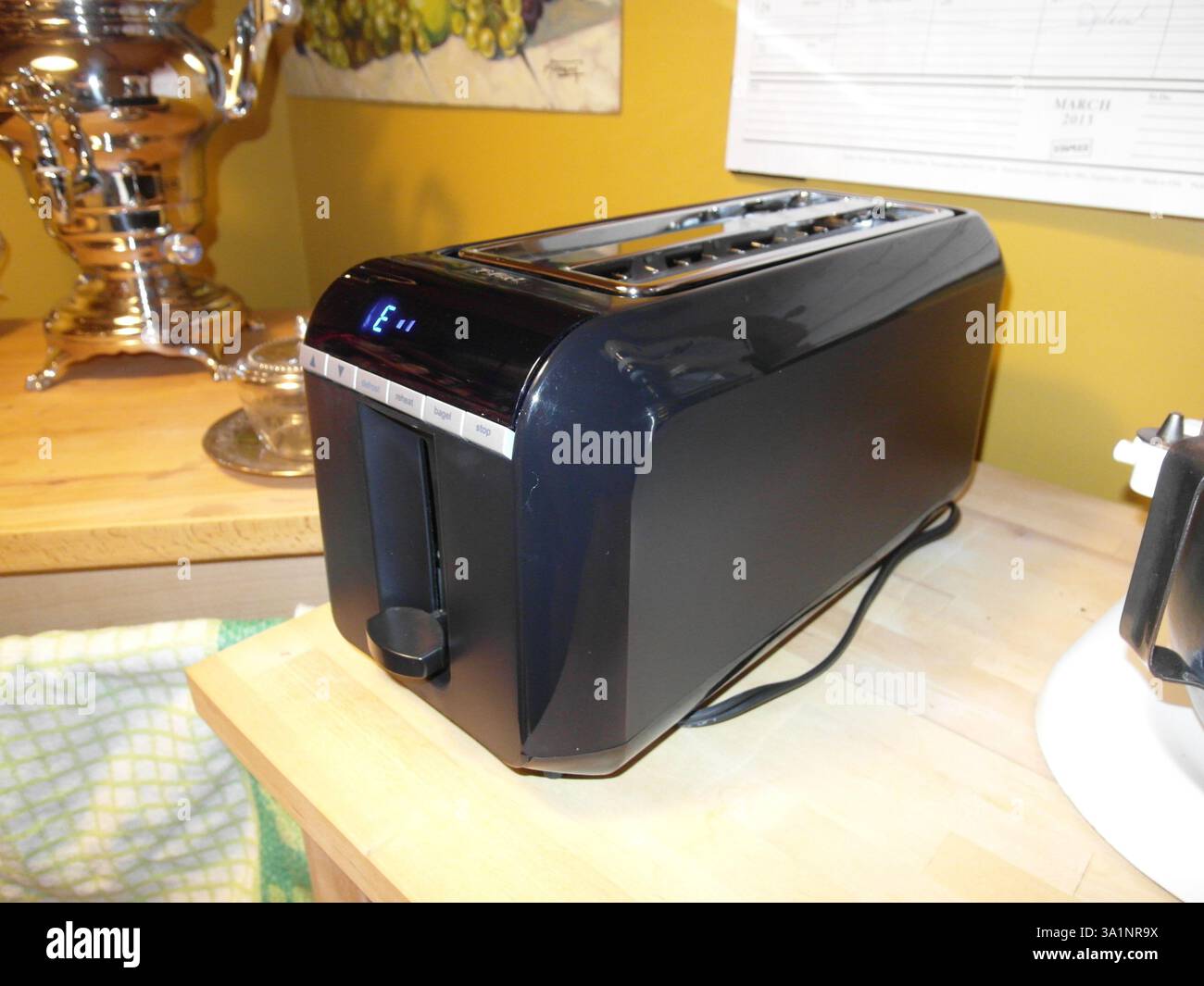 Berkeley Heights, NJ, USA - 03-08-2013 : tostapane elettronico degli anni '2010 in cucina Foto Stock