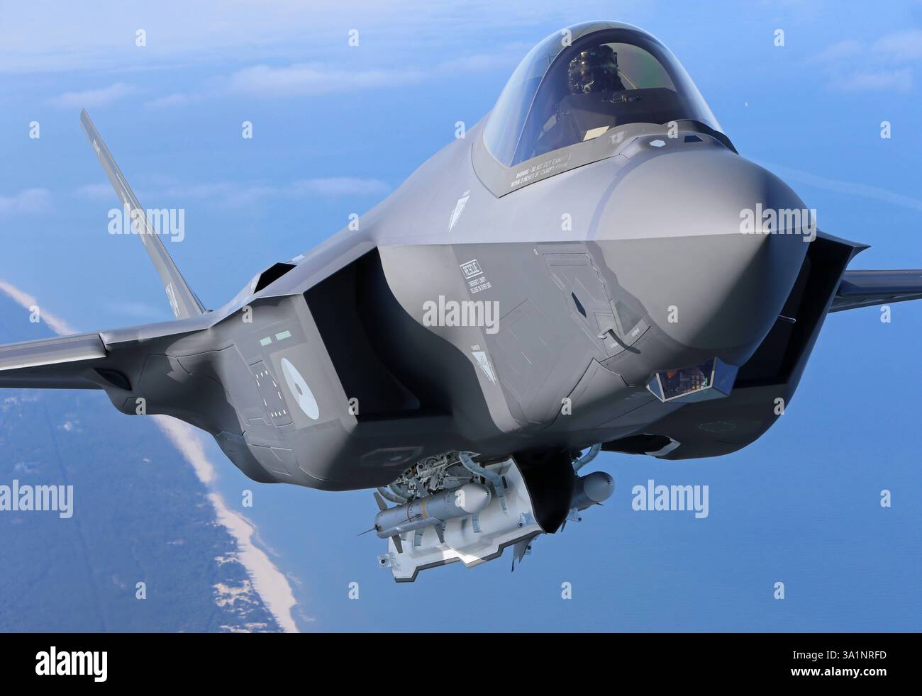 Ein Kampfflugzeug der niederländischen Luftwaffe vom Typ Lockheed Martin F-35A Lightning II mit offenem Waffenschacht bei einer Übung über der Ostsee. Ein Kampfflugzeug der niederländischen Luftwaffe vom Typ Lockheed Martin F-35A Lightning II mit offenem Waffenschacht bei einer Übung über der Ostsee. Polen *** Un aereo da caccia Lockheed Martin F 35A Lightning II dell'aeronautica olandese con vano di armamento aperto durante un'esercitazione sul Mar Baltico Un aereo da caccia Lockheed Martin F 35A Lightning II dell'aeronautica olandese con vano di armamento aperto durante un'esercitazione sul Mar Baltico Polonia Foto Stock