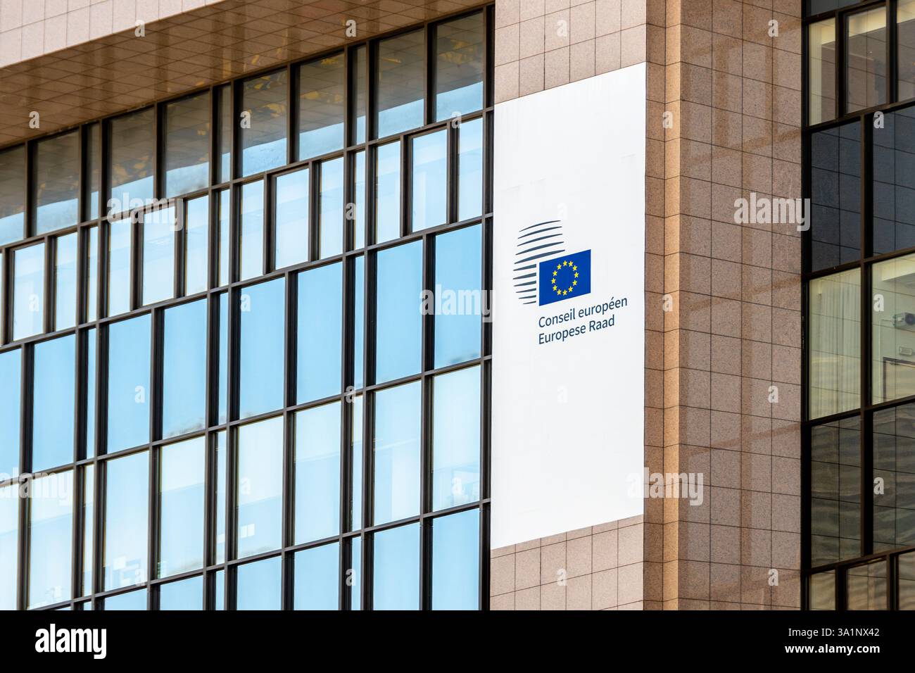Firma e logo sull'edificio che ospita la sede del Consiglio dell'Unione europea (UE) e il segretariato generale del Consiglio europeo Foto Stock
