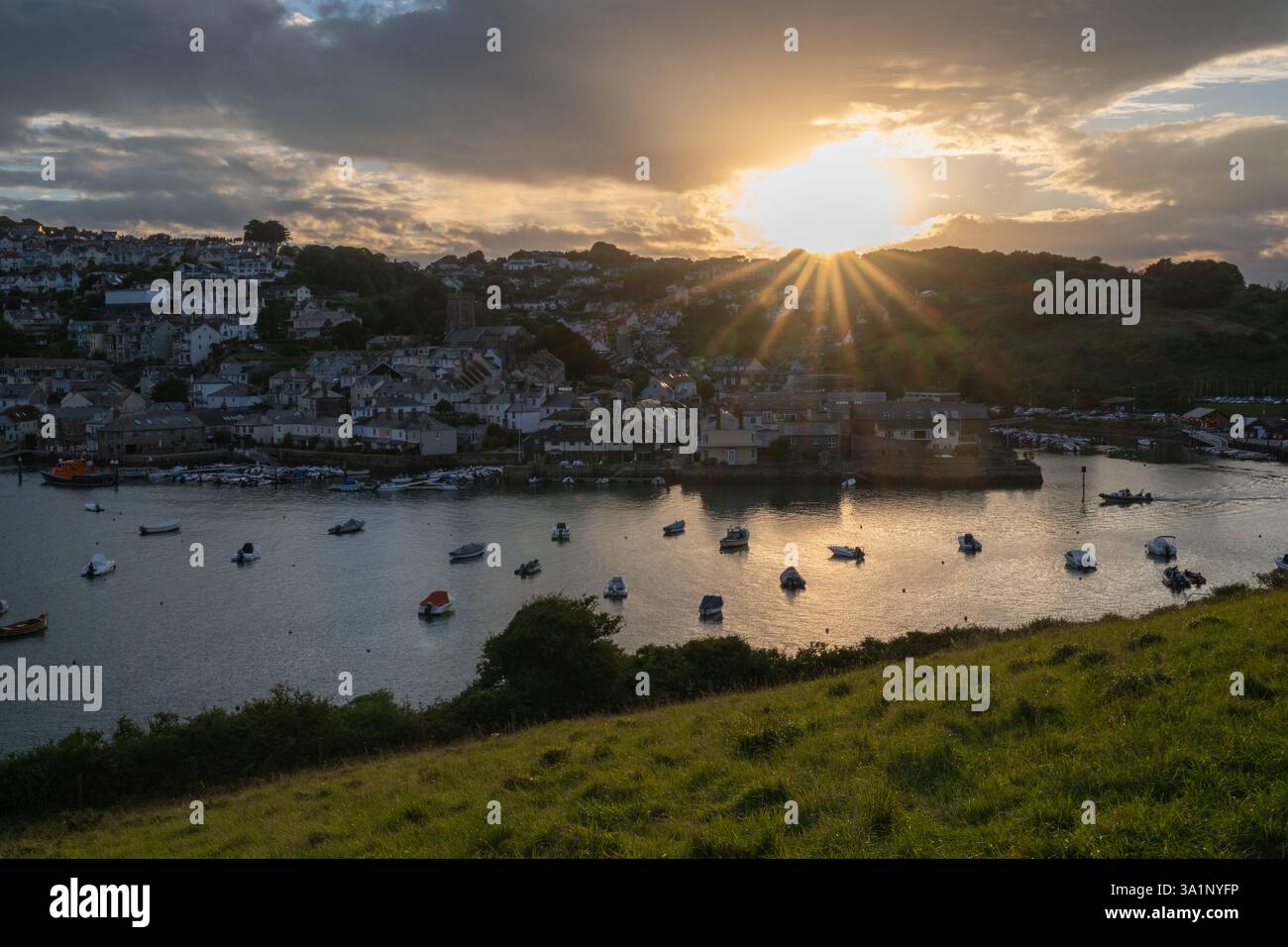 La città di Salcombe è stata presa da Snapes Point, la sera, con il sole che tramonta tra le nuvole con il bagliore delle lenti Foto Stock La città di Salcombe è stata presa da Snapes Point, la sera, con il sole che tramonta tra le nuvole con il bagliore delle lenti Foto Stock