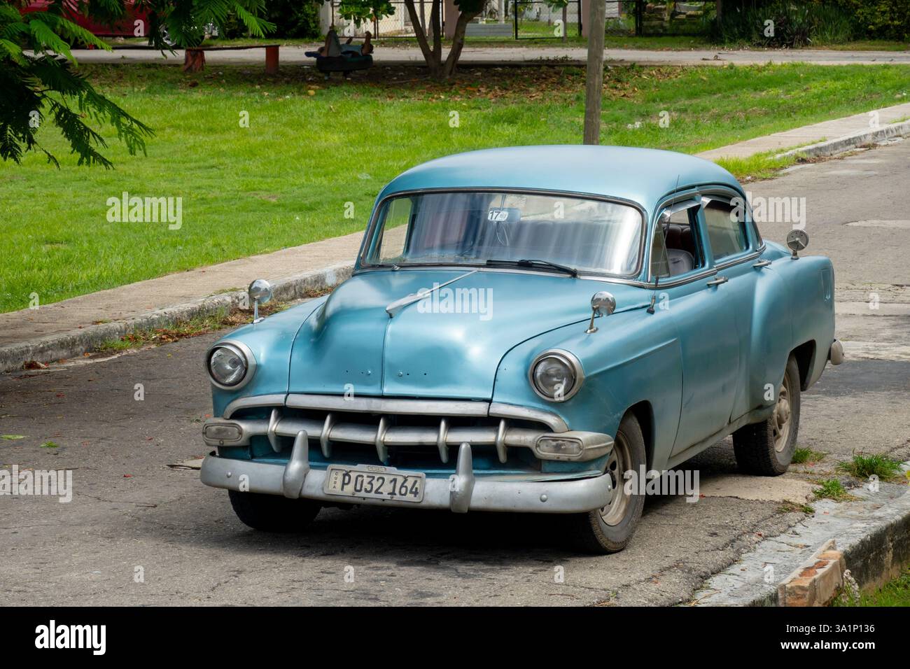 VARADERO, CUBA - 30 AGOSTO 2023: Berlina Chevrolet Belair 1954 blu a Cuba parcheggiata in strada Foto Stock