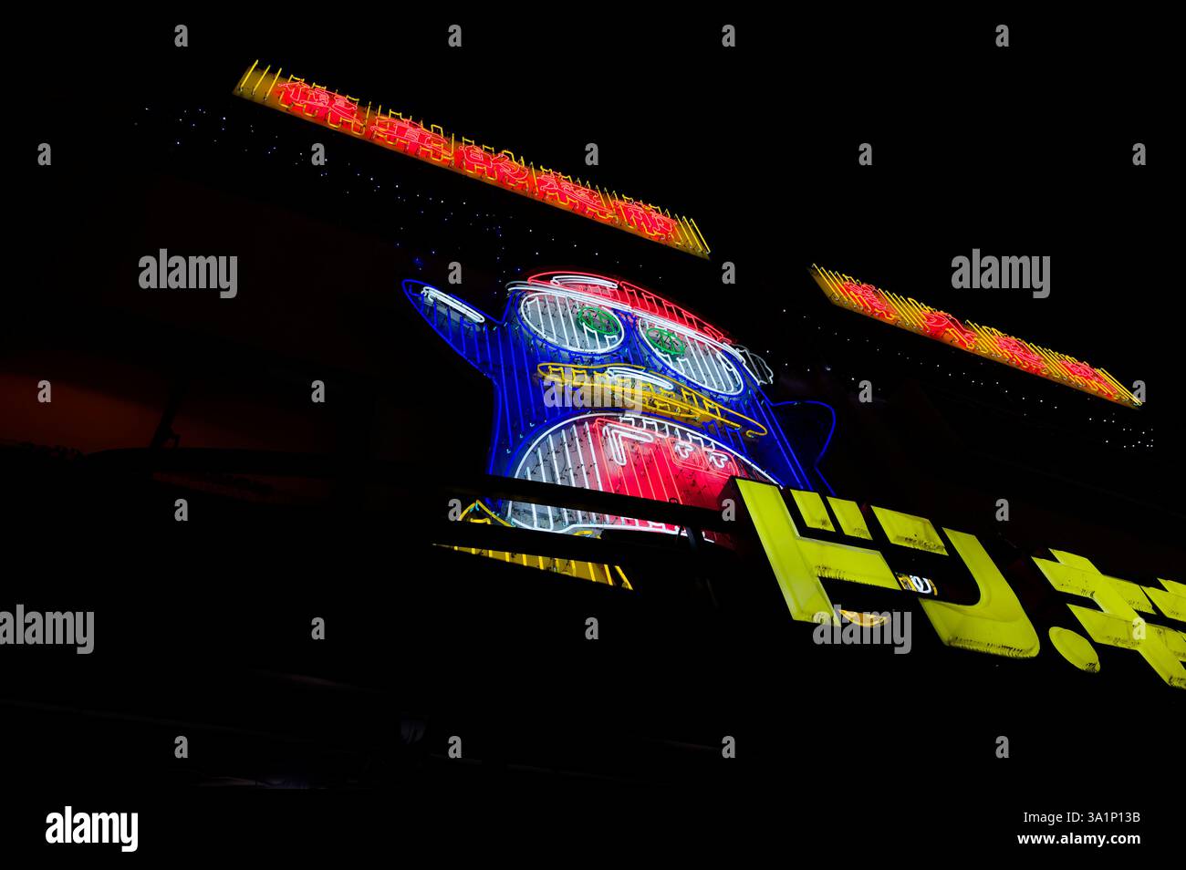 Vivaci luci al neon di Don Quijote (Donki) con l'iconica mascotte pinguino del negozio che si illumina al buio Foto Stock