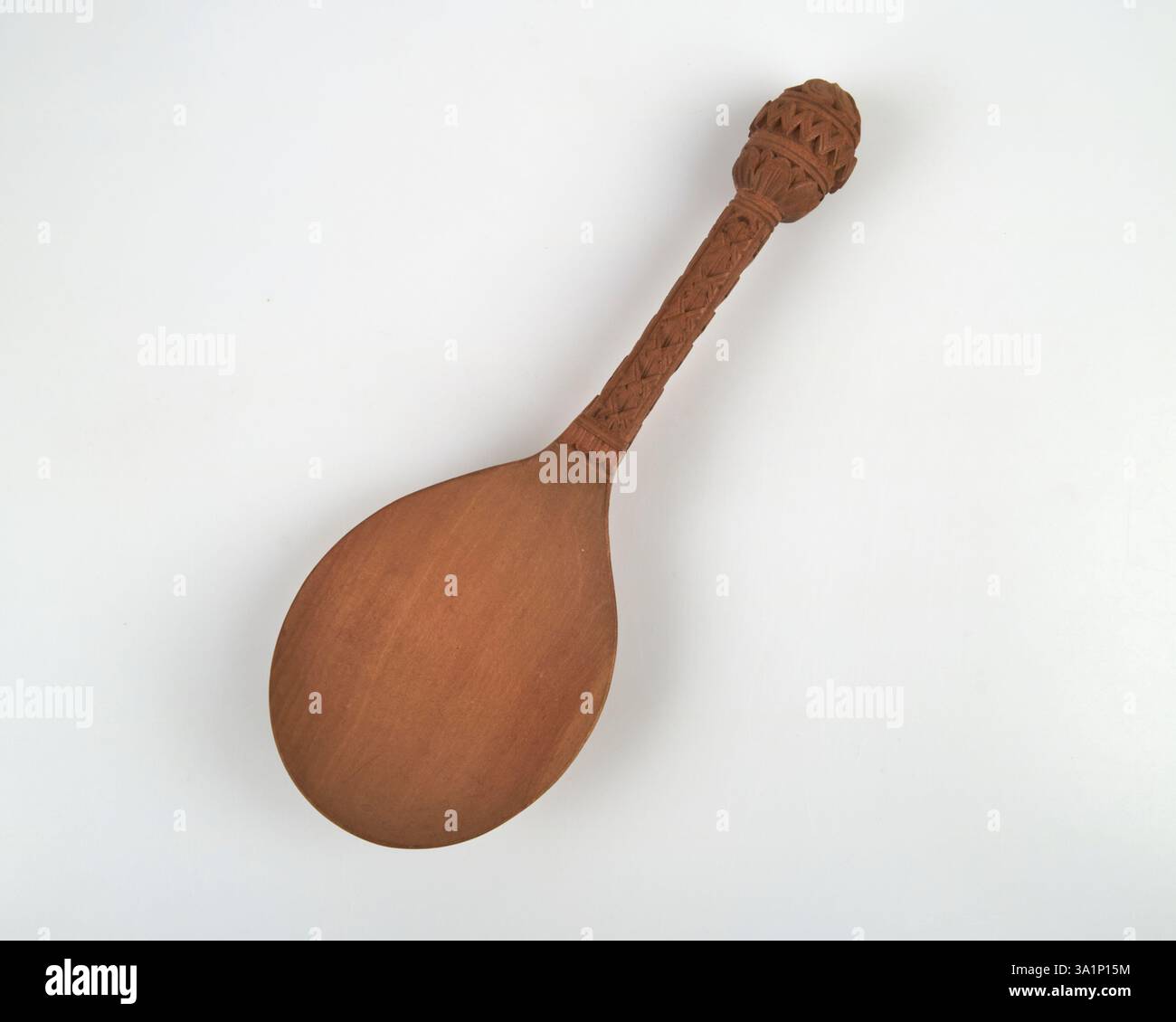 Antico cucchiaio in legno finemente intagliato a mano. Foto Stock