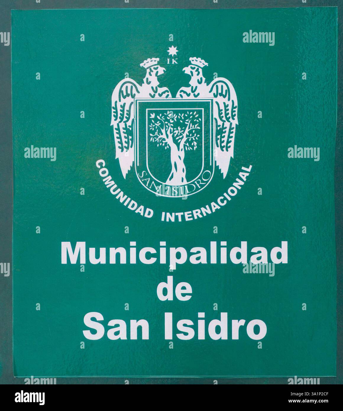 Lima, Perù - 10 gennaio 2023: Cartello stradale che identifica l'area locale come San Isidro con il nome e lo stemma esposti Foto Stock