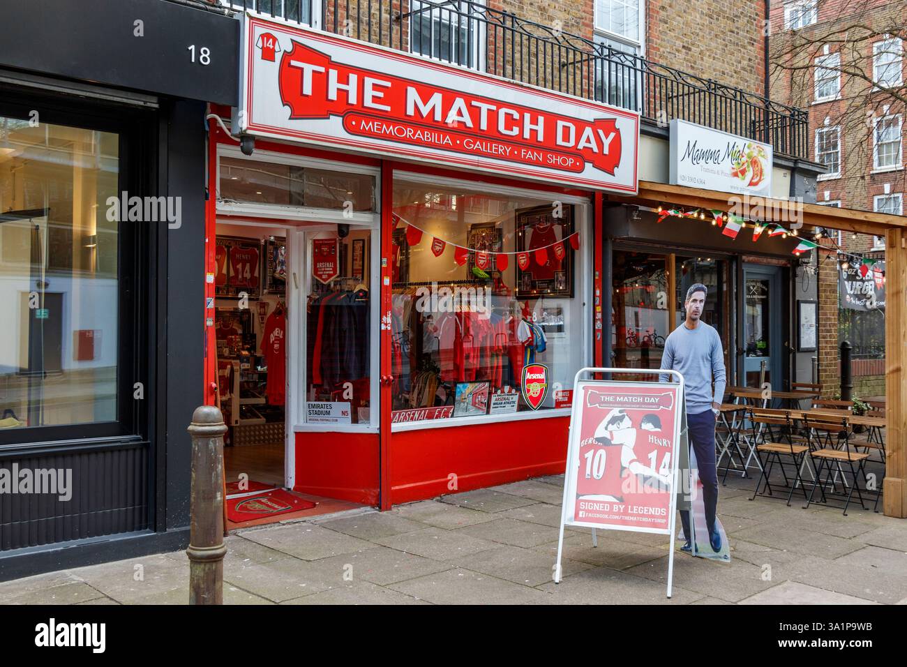 The Match Day, un negozio di cimeli dell'Arsenal FC e fan shop su Hornsey Road, vicino all'Emirates Stadium, Londra, Regno Unito Foto Stock