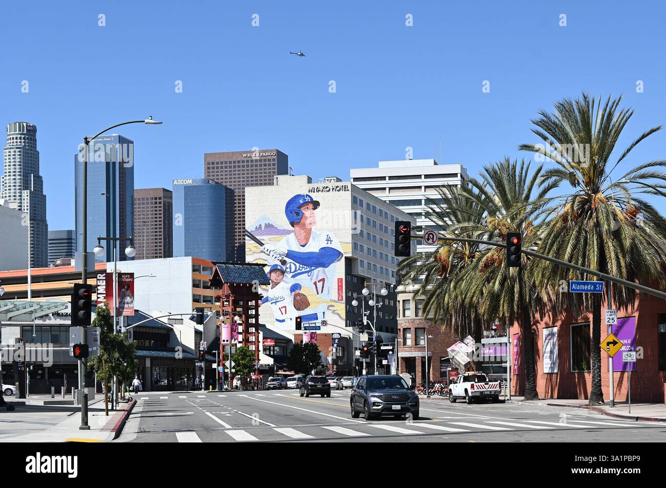 LOS ANGELES, CALIFORNIA - 8 marzo 2025: Guardando in 1st Street da Alameda Street a Little Tokyo. Foto Stock