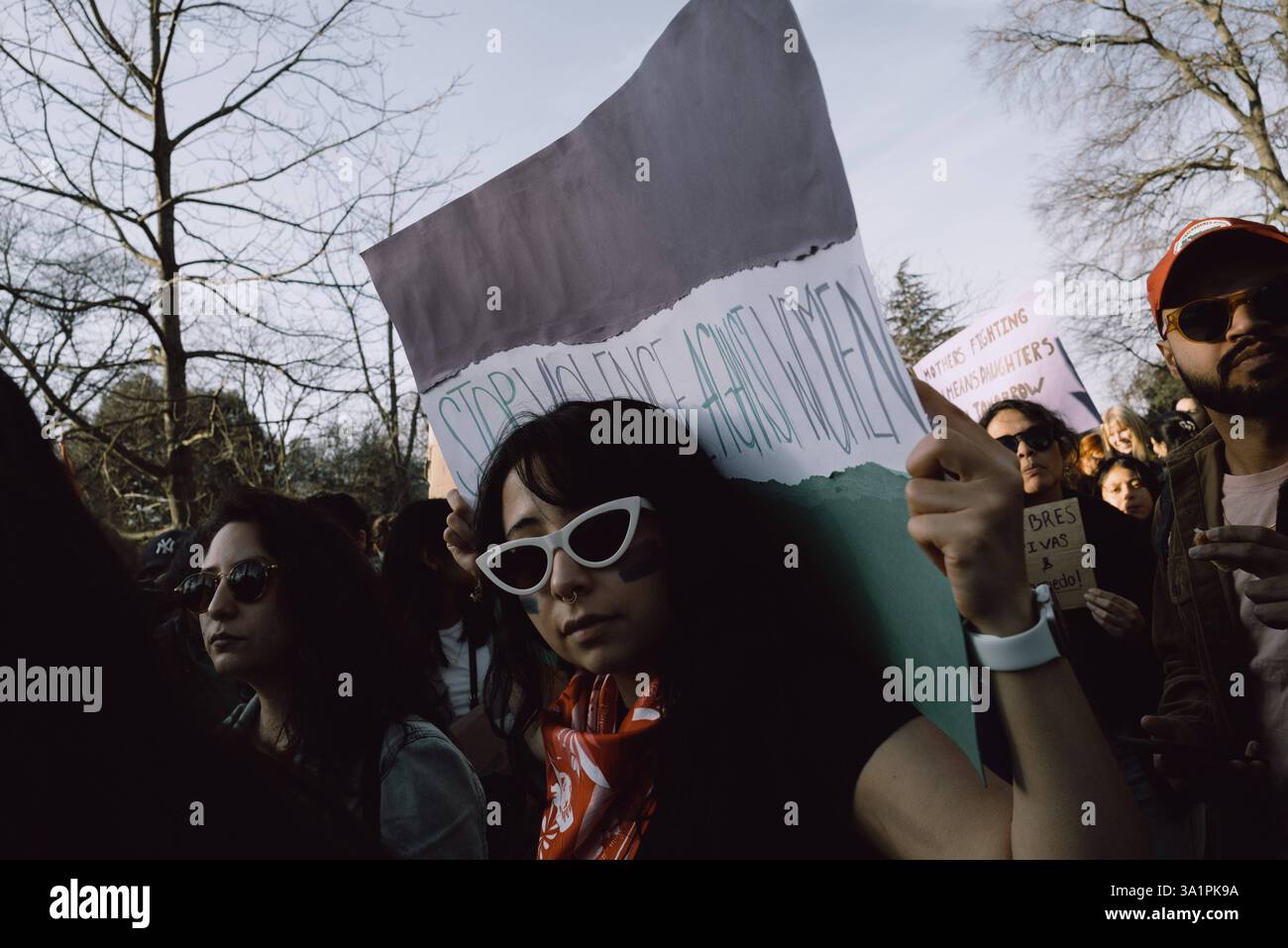 Sciopero femminista internazionale a Londra gli attivisti si riuniscono a Gandalfs Corners a Londra per lo sciopero femminista internazionale, chiedendo l'uguaglianza di genere, i diritti dei lavoratori e la fine della violenza contro le donne. La manifestazione fa parte di un movimento globale che mette in evidenza la discriminazione sistemica, i divari salariali e lo sfruttamento del lavoro femminile. I manifestanti chiedono cambiamenti politici e maggiori protezioni per le comunità emarginate. Londra Inghilterra Regno Unito Copyright: xx Foto Stock