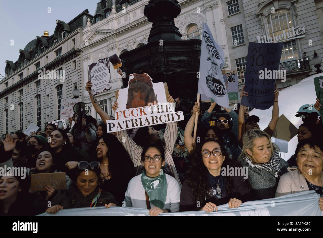 Sciopero femminista internazionale a Londra gli attivisti si riuniscono a Gandalfs Corners a Londra per lo sciopero femminista internazionale, chiedendo l'uguaglianza di genere, i diritti dei lavoratori e la fine della violenza contro le donne. La manifestazione fa parte di un movimento globale che mette in evidenza la discriminazione sistemica, i divari salariali e lo sfruttamento del lavoro femminile. I manifestanti chiedono cambiamenti politici e maggiori protezioni per le comunità emarginate. Londra Inghilterra Regno Unito Copyright: xx Foto Stock
