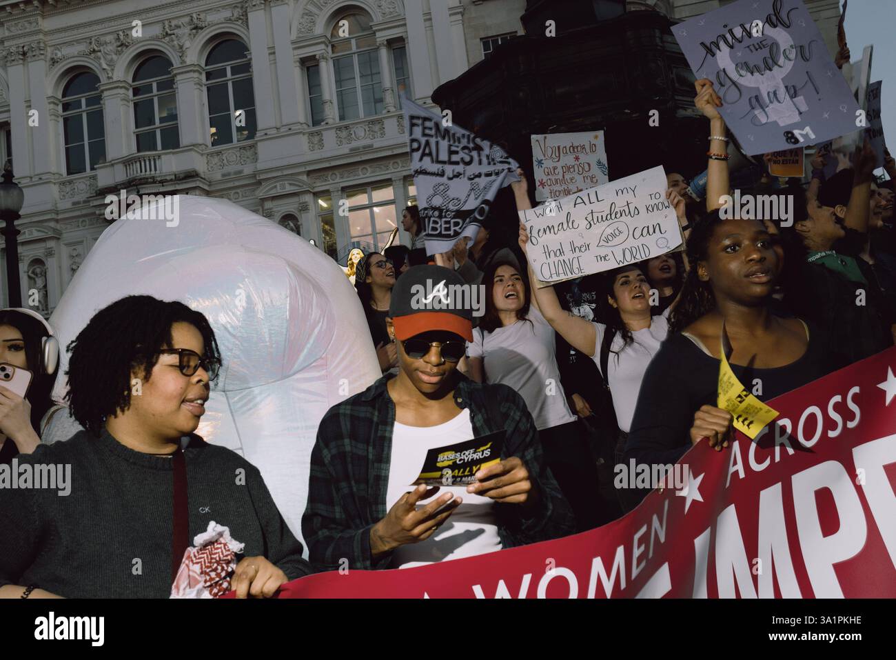 Sciopero femminista internazionale a Londra gli attivisti si riuniscono a Gandalfs Corners a Londra per lo sciopero femminista internazionale, chiedendo l'uguaglianza di genere, i diritti dei lavoratori e la fine della violenza contro le donne. La manifestazione fa parte di un movimento globale che mette in evidenza la discriminazione sistemica, i divari salariali e lo sfruttamento del lavoro femminile. I manifestanti chiedono cambiamenti politici e maggiori protezioni per le comunità emarginate. Londra Inghilterra Regno Unito Copyright: xx Foto Stock