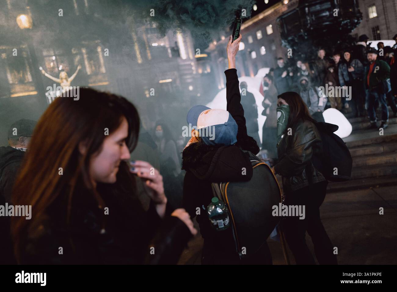 Sciopero femminista internazionale a Londra gli attivisti si riuniscono a Gandalfs Corners a Londra per lo sciopero femminista internazionale, chiedendo l'uguaglianza di genere, i diritti dei lavoratori e la fine della violenza contro le donne. La manifestazione fa parte di un movimento globale che mette in evidenza la discriminazione sistemica, i divari salariali e lo sfruttamento del lavoro femminile. I manifestanti chiedono cambiamenti politici e maggiori protezioni per le comunità emarginate. Londra Inghilterra Regno Unito Copyright: xx Foto Stock