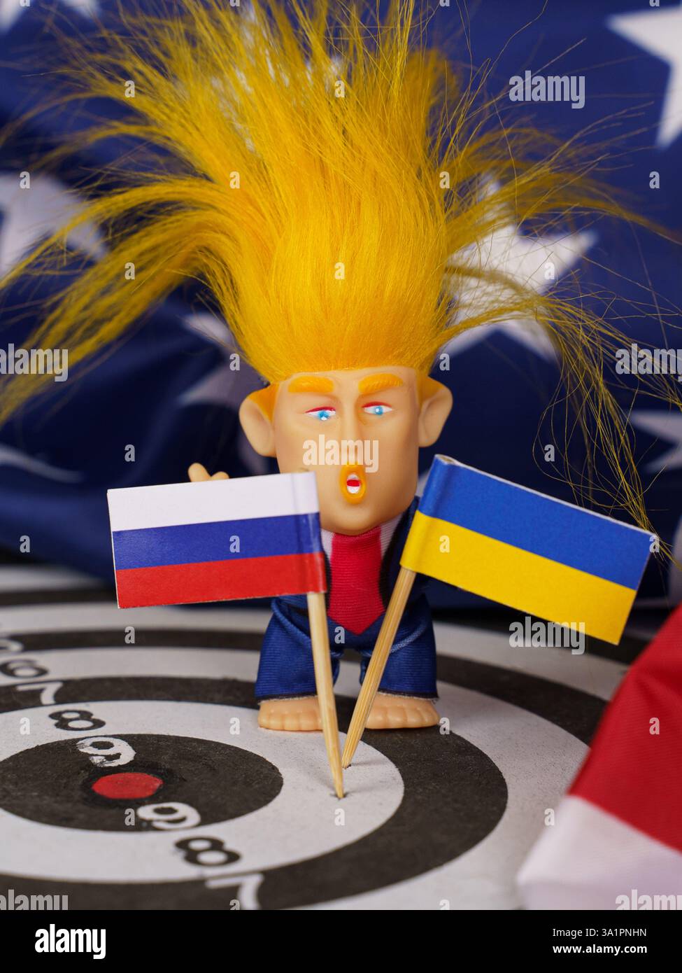 Bobruisk, Bielorussia - 7 marzo 2025: Una bambola che rappresenta una figura potente si erge con le bandiere della Russia e dell'Ucraina in una mostra simbolica. Foto Stock