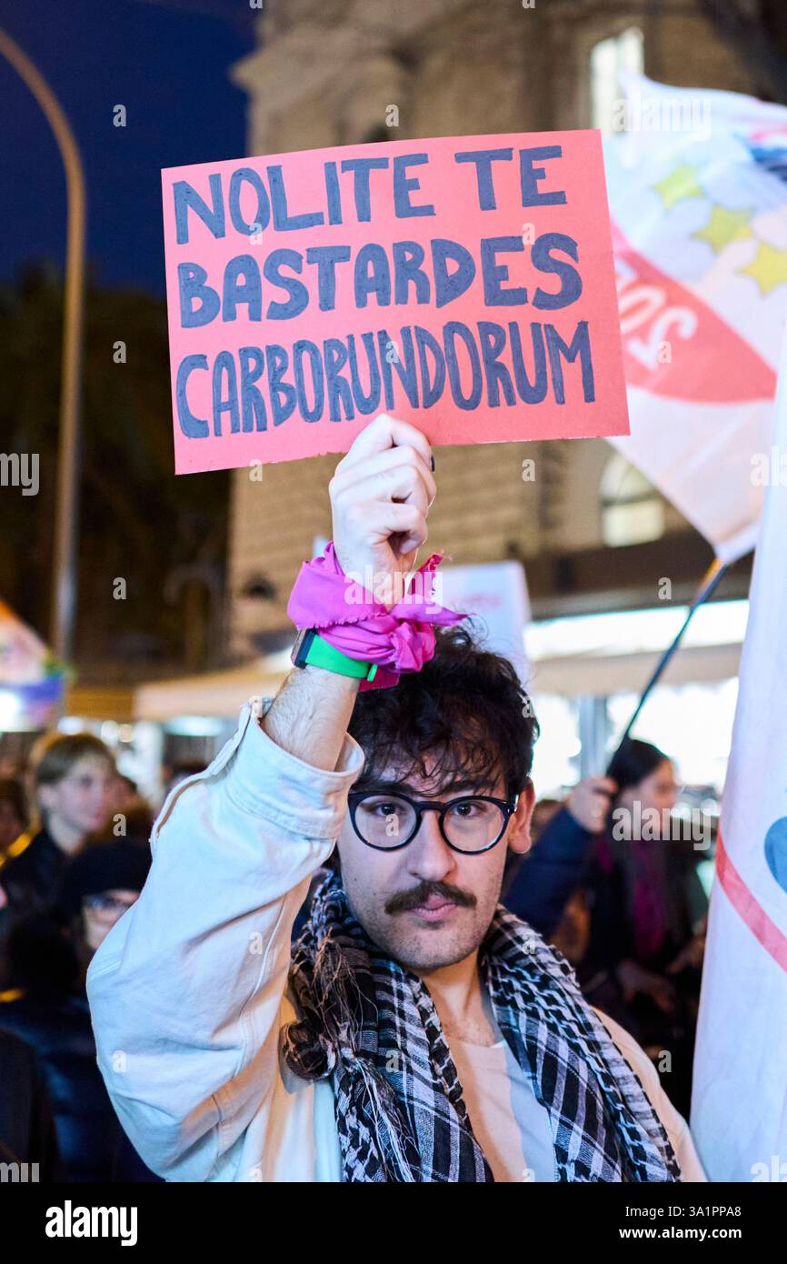 Marcia dei diritti delle donne a Bari in occasione della giornata internazionale della donna Foto Stock