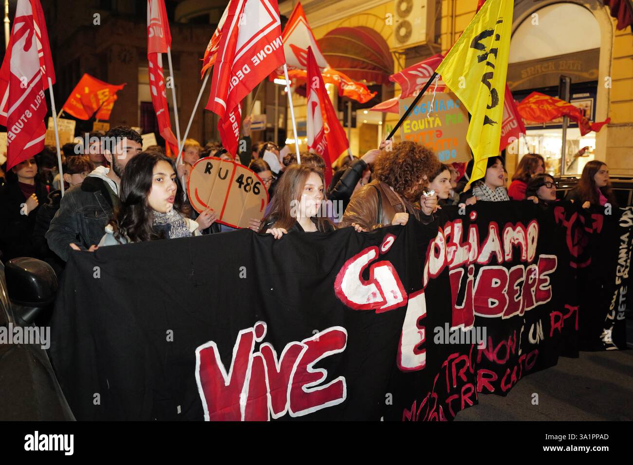 Marcia dei diritti delle donne a Bari in occasione della giornata internazionale della donna Foto Stock