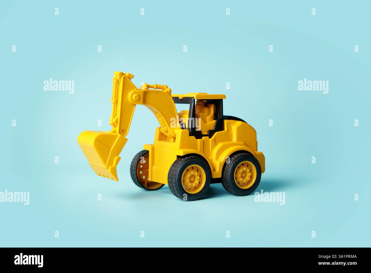 giocattolo giallo da braccio su sfondo ciano Foto Stock