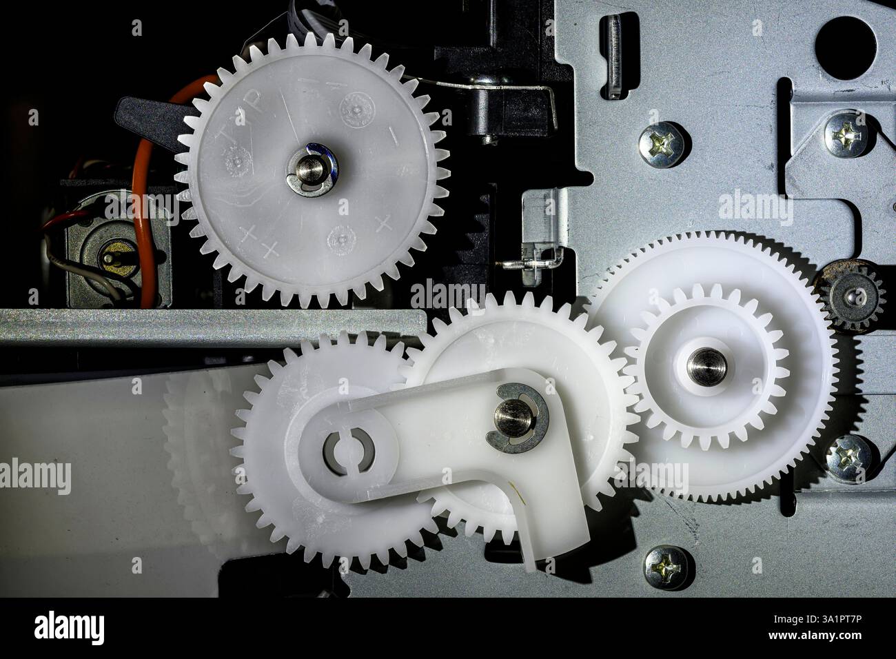 Alcuni ingranaggi di una stampante Epson 3880. Foto Stock