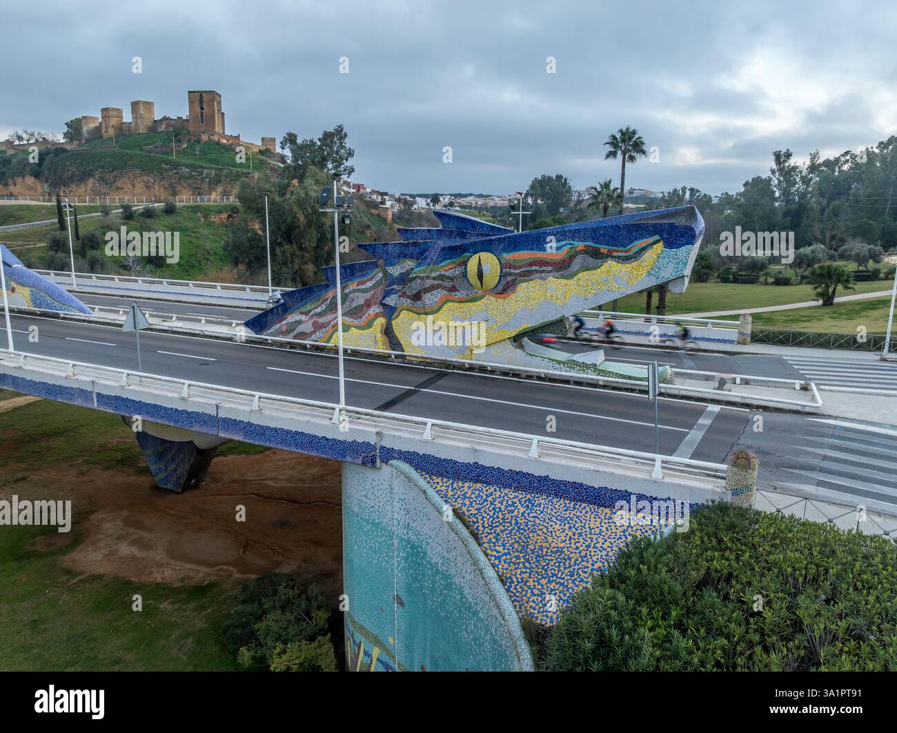 Vista aerea della punta del Drago, ponte del Drago sul fiume Guadalquivir, la testa del drago che mangia auto, ciclisti Foto Stock