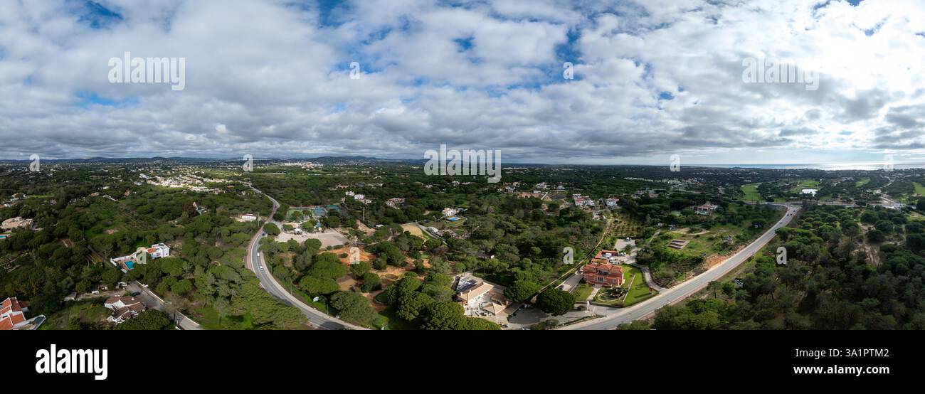 Grandezza costiera: Case di lusso nel panorama aereo dell'Algarve in Portogallo Foto Stock