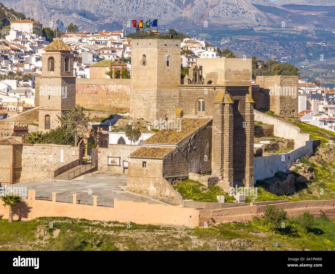Vista aerea ravvicinata del castello di Alora in cima alla collina con cancello restaurato e fortezza in Spagna Foto Stock