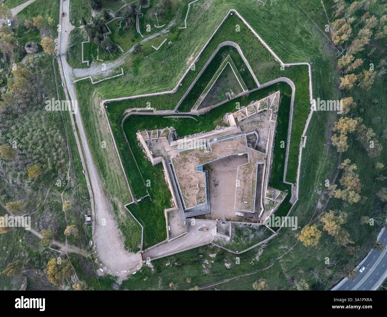 Veduta aerea del forte San Cristobal a Badajoz, che domina l'altura sopra la città, con fossato e burrone Foto Stock