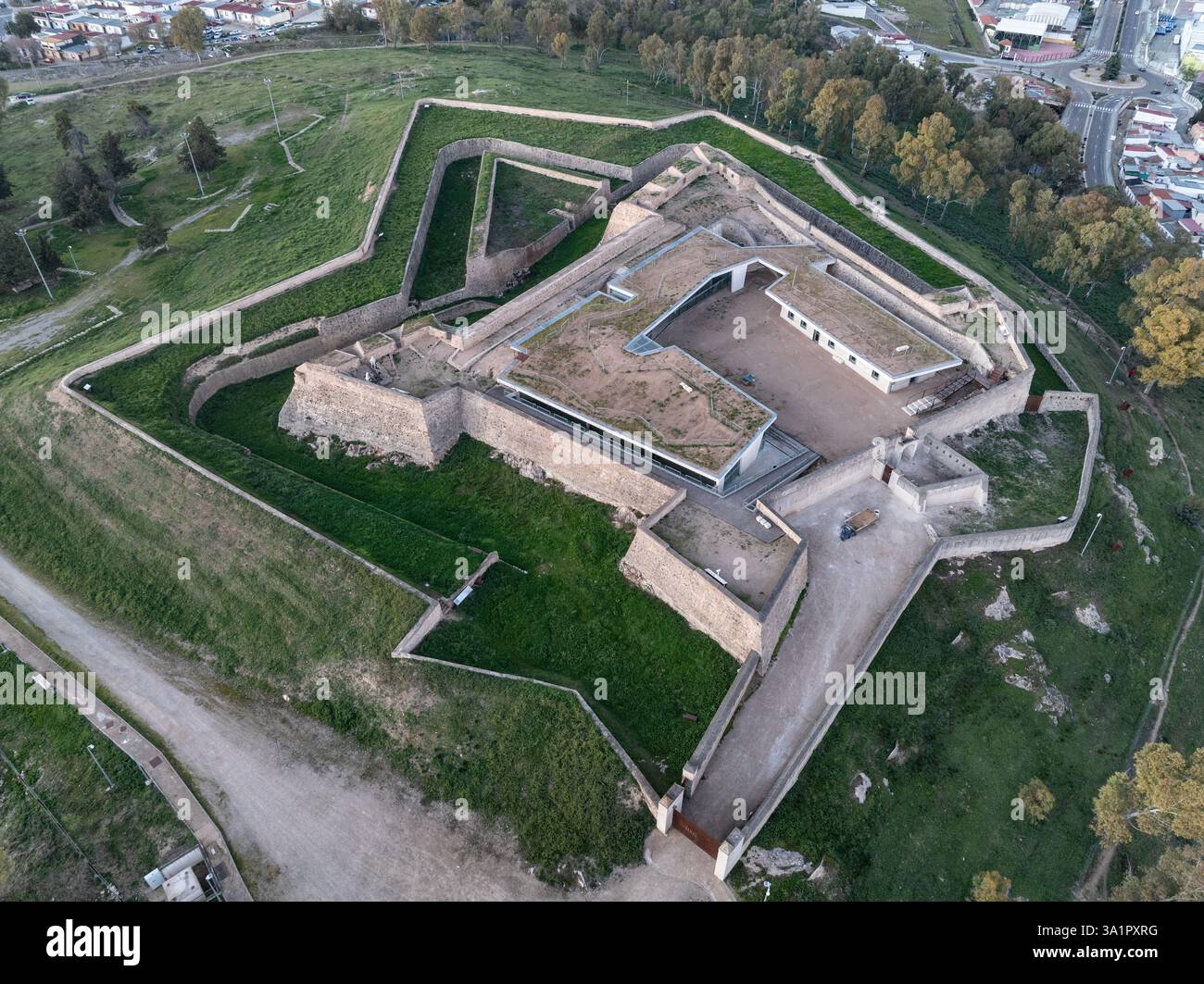 Veduta aerea del forte San Cristobal a Badajoz, che domina l'altura sopra la città, con fossato e burrone Foto Stock