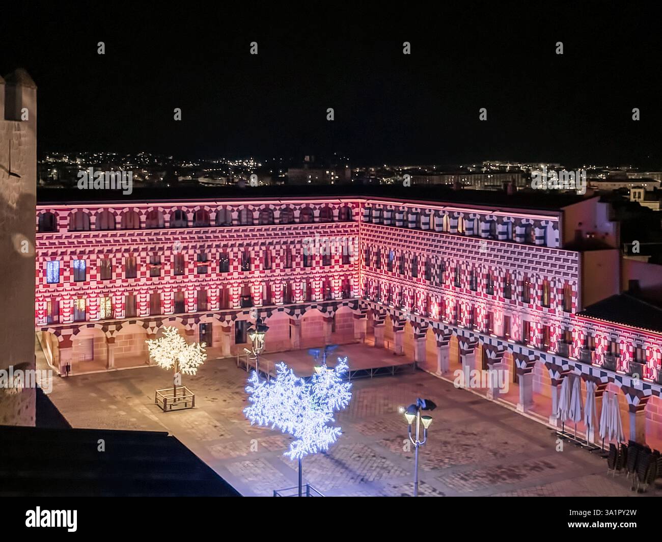 Casas Coloradas, Plaza alta, Badajoz: Architettura colorata, stile Mudejar, fascino storico, atmosfera vivace, attrazione imperdibile Foto Stock