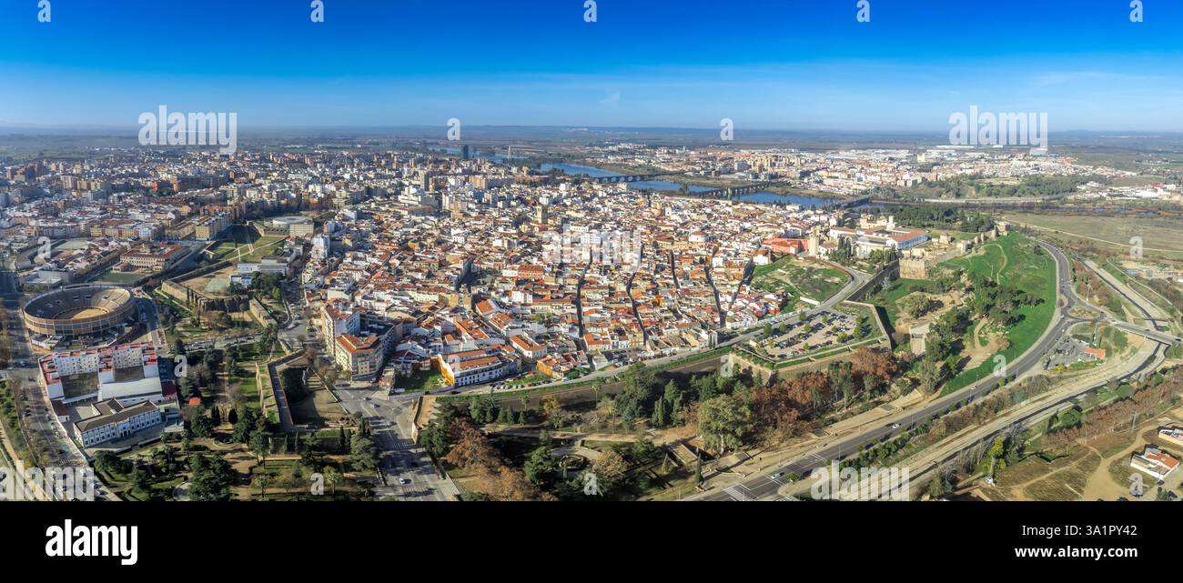 Vista panoramica aerea della città fortificata di Badajoz sul fiume Guadiana circondata da bastioni e bastioni Foto Stock
