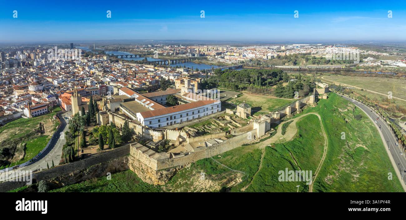 Vista aerea della fortezza del palazzo Badajoz Alcazaba del periodo islamico su una collina sopra il fiume Guadiana Foto Stock