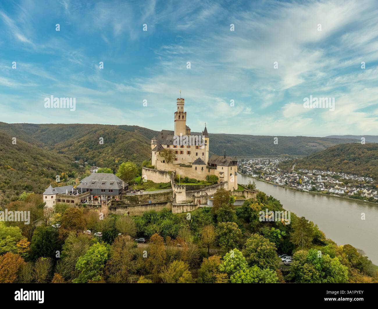 Vista aerea del castello medievale di Markburg sopra Braubach Germania, con alti edifici che si innalzano sopra il Reno Foto Stock