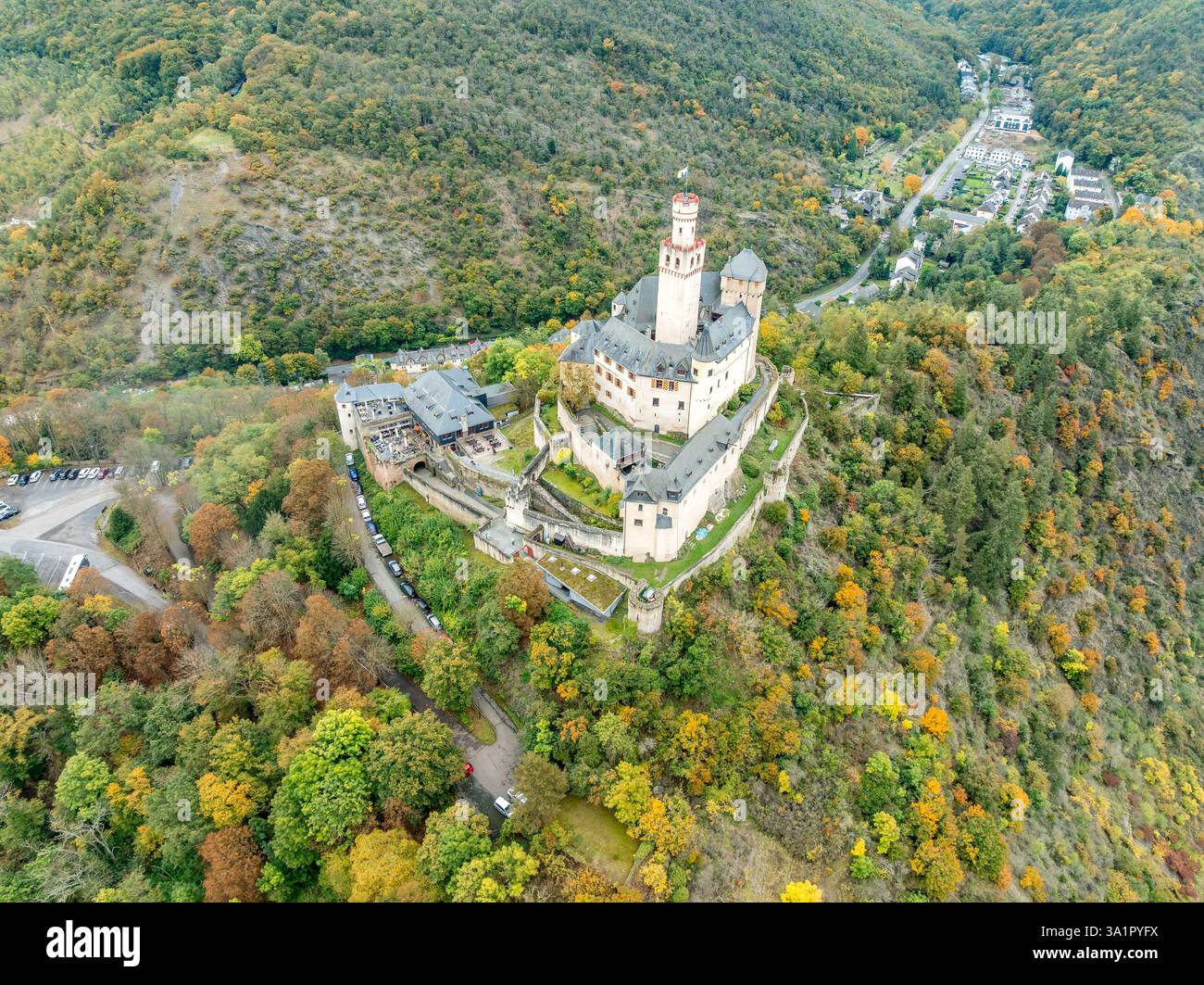 Vista aerea del castello medievale di Markburg sopra Braubach Germania, con alti edifici che si innalzano sopra il Reno Foto Stock