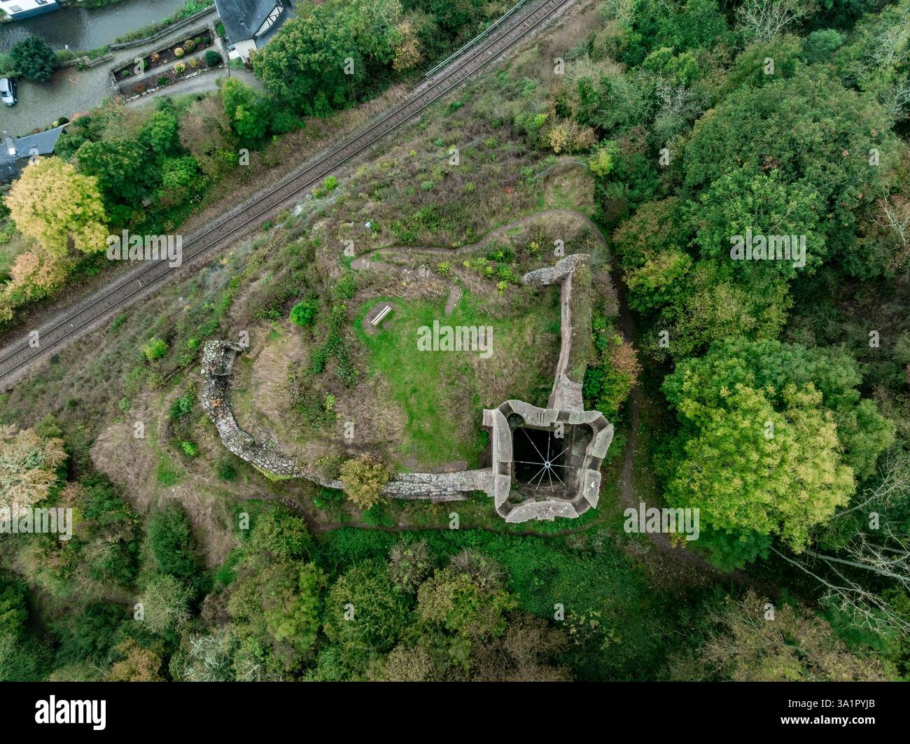 Vista aerea dal piano terra del castello di Lowenburg sopra Monreal, Germania, con una grande tenuta quadrata Foto Stock