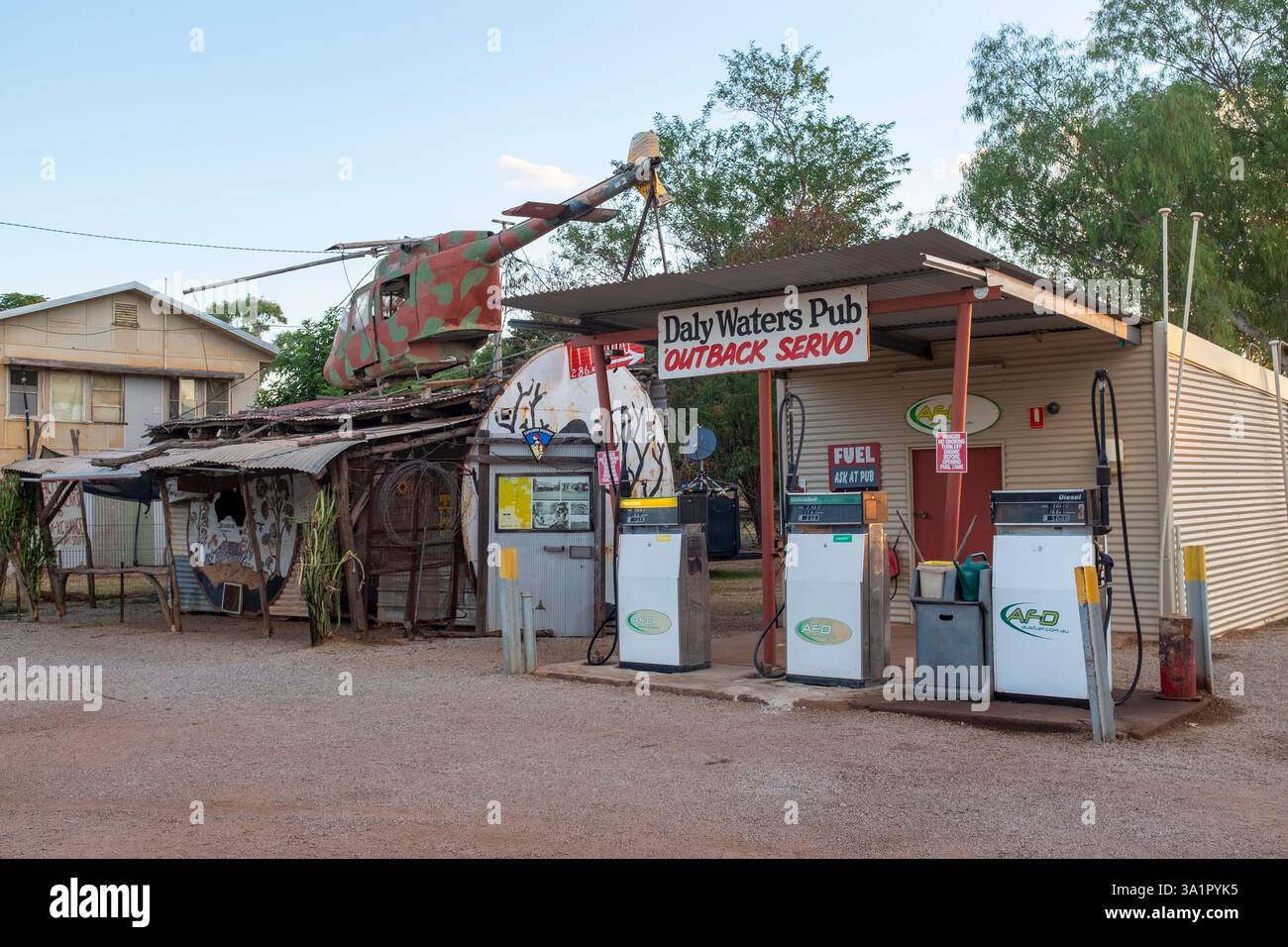 Daly Waters Pub e stazione di servizio, 620 km a sud della capitale del territorio del Nord di Darwin. Foto Stock