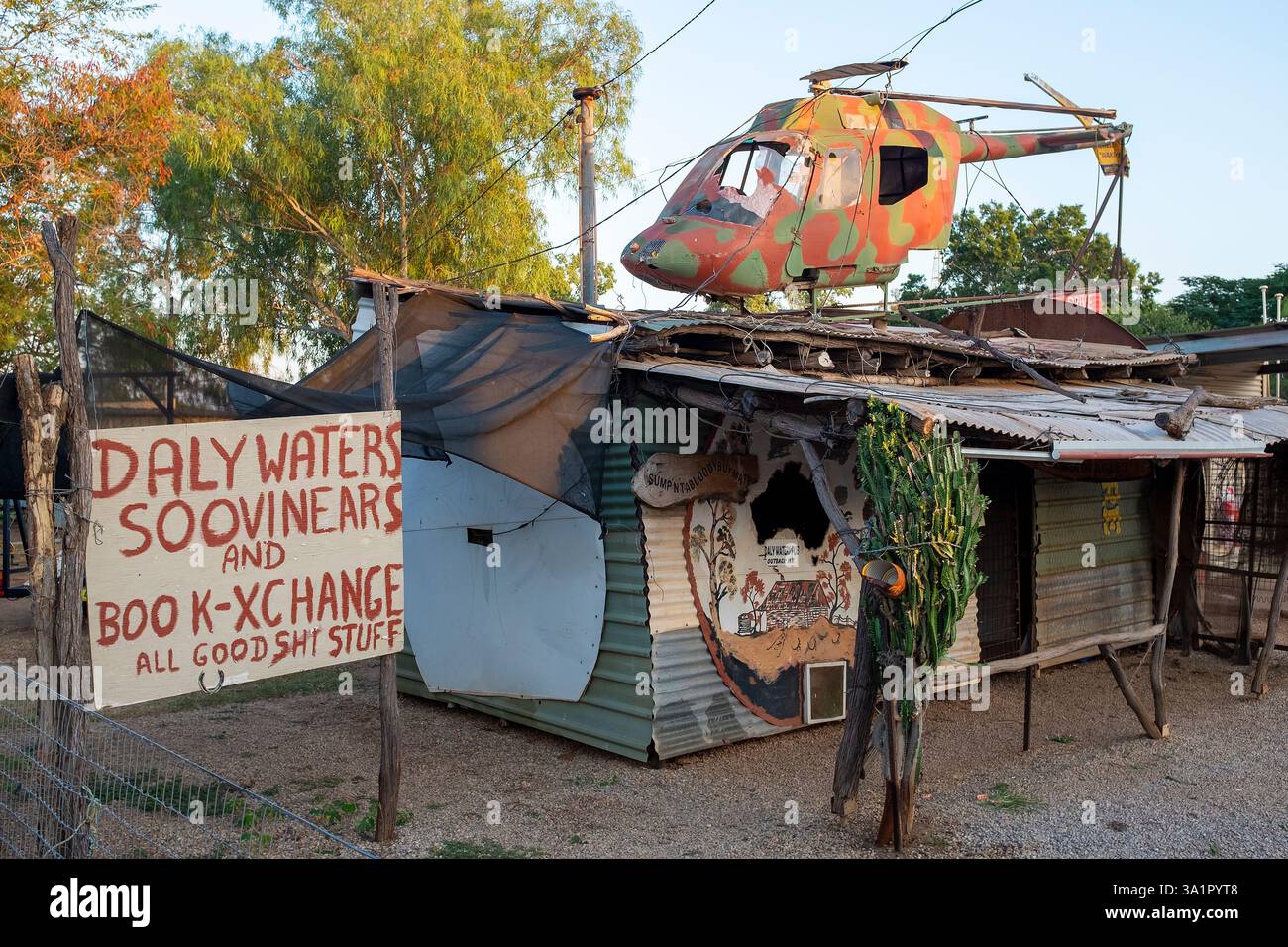 Daly Waters Pub e stazione di servizio, 620 km a sud della capitale del territorio del Nord di Darwin. Foto Stock