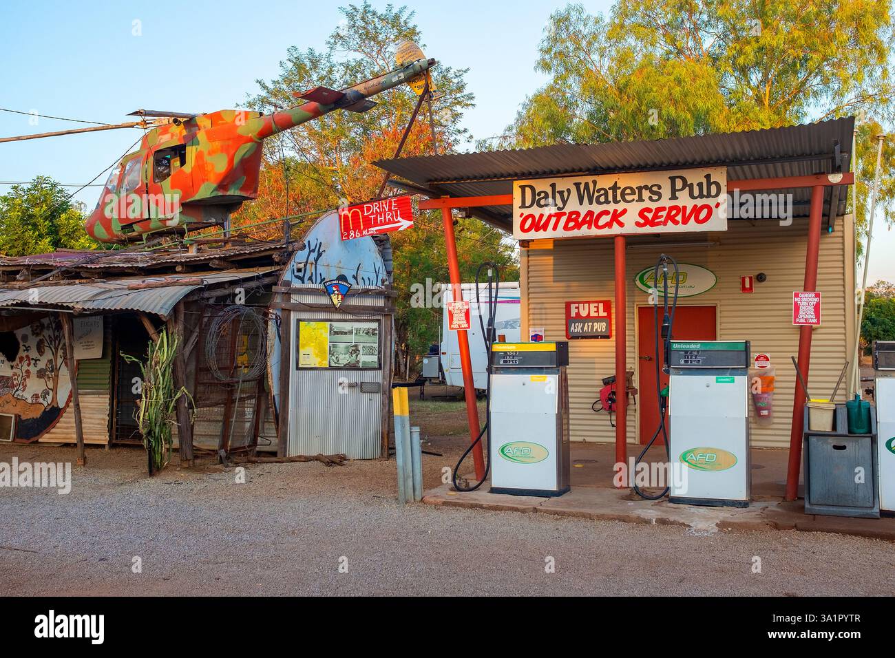 Daly Waters Pub e stazione di servizio, 620 km a sud della capitale del territorio del Nord di Darwin. Foto Stock