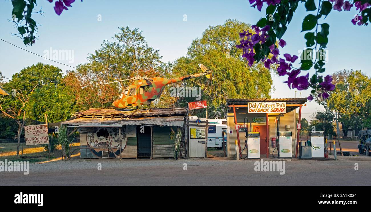 Daly Waters Pub e stazione di servizio, 620 km a sud della capitale del territorio del Nord di Darwin. Foto Stock