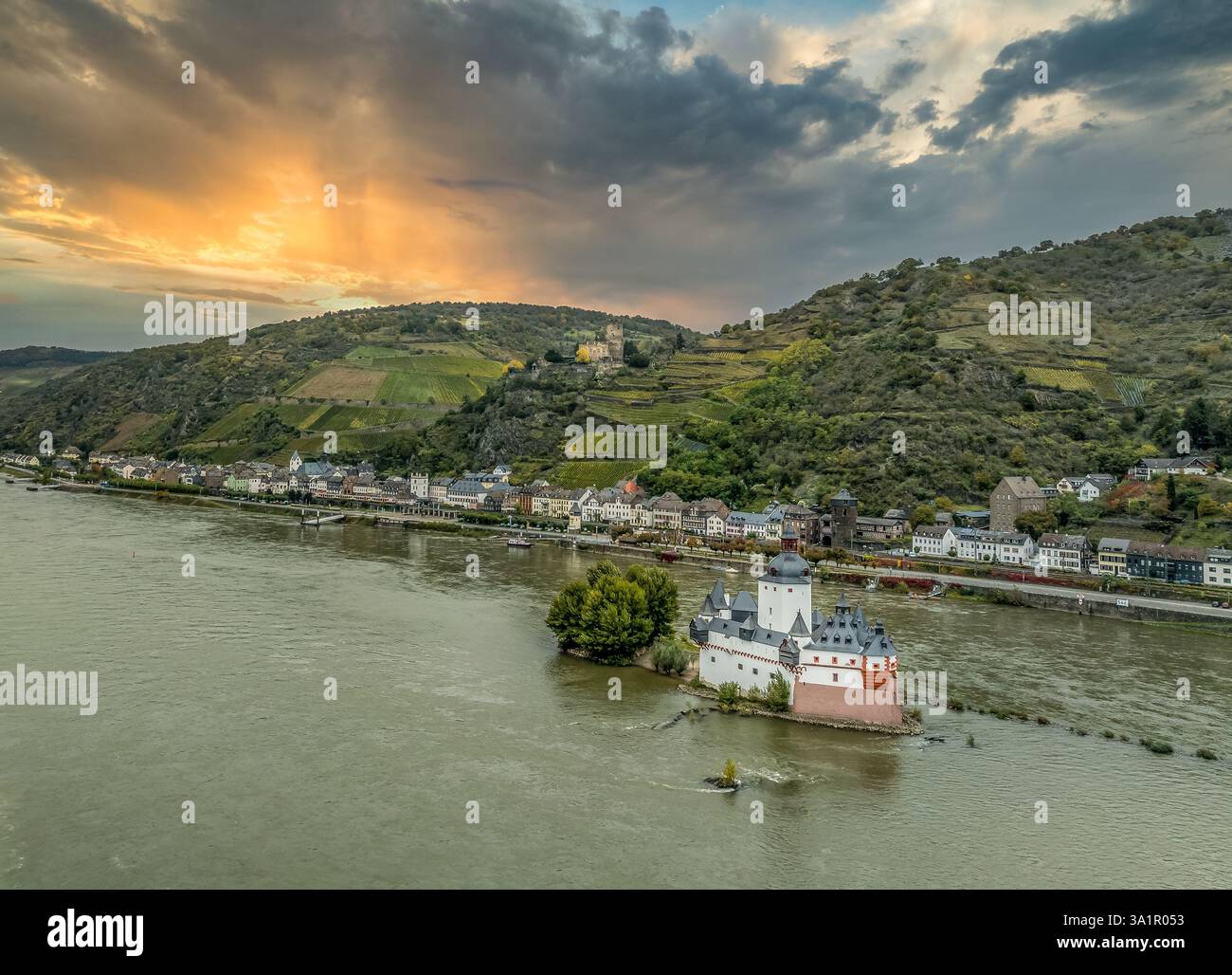 Castelli del Reno doppio: Fortezza dell'isola Pfalzgrafenstein e Hilltop Gutenfels vicino a Kaub, Germania Foto Stock