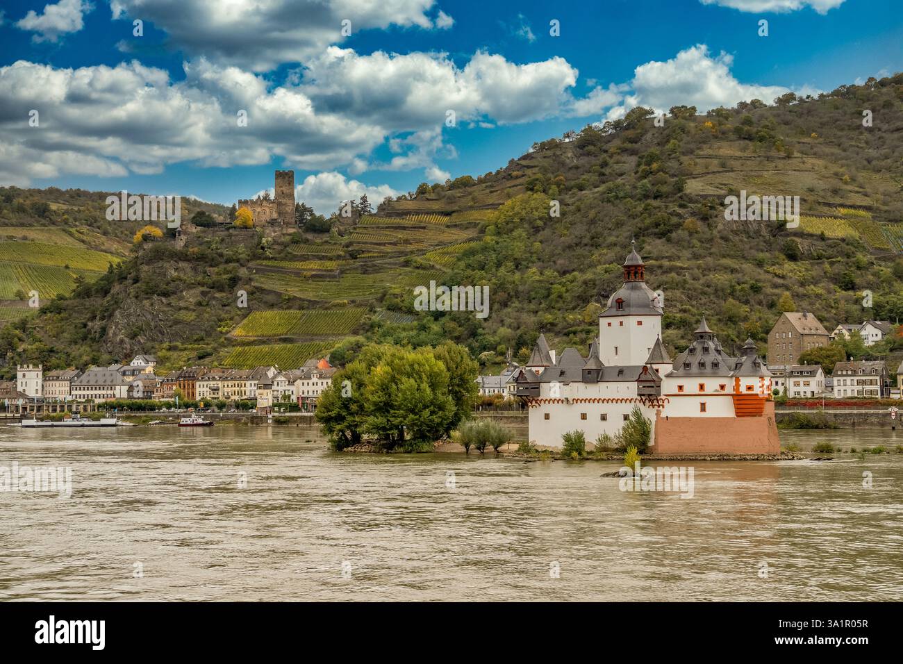 Castelli del Reno doppio: Fortezza dell'isola Pfalzgrafenstein e Hilltop Gutenfels vicino a Kaub, Germania Foto Stock