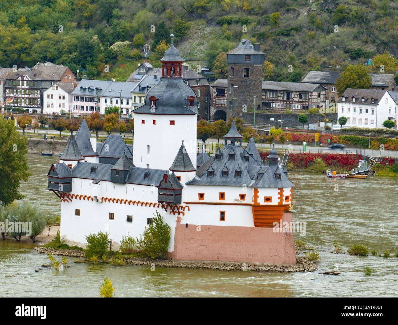 Fortezza isoletta sul Reno, Pfalzgrafenstein: Una torre compatta in pietra con torrette angolari, tetti in ardesia e un cortile centrale, che riflette la difesa fluviale Foto Stock