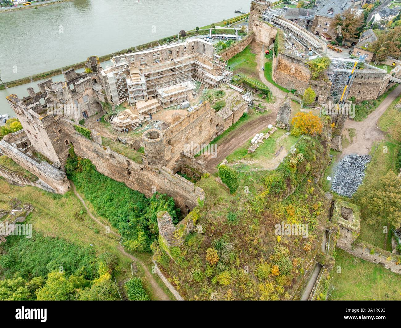 Castello di Rheinfels: Maestose rovine che si affacciano sul Reno, una fortezza medievale che sussurra storie di secoli passati nel cuore della Germania vista aerea Foto Stock