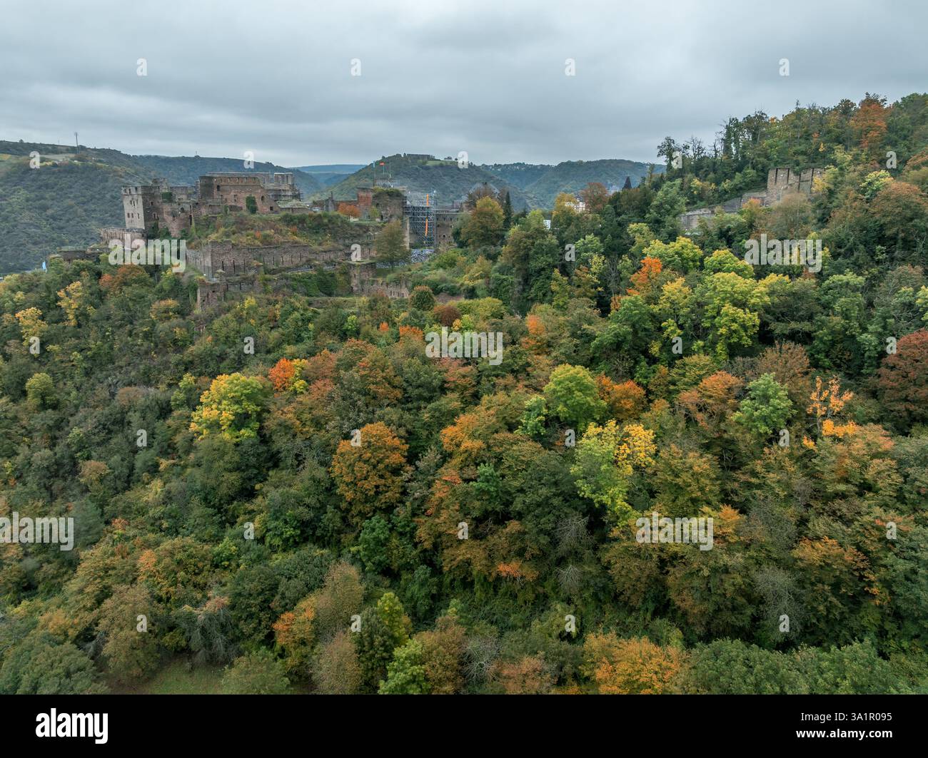 Vista aerea delle rovine medievali del castello di Rheinfels in fase di ricostruzione in Germania Foto Stock
