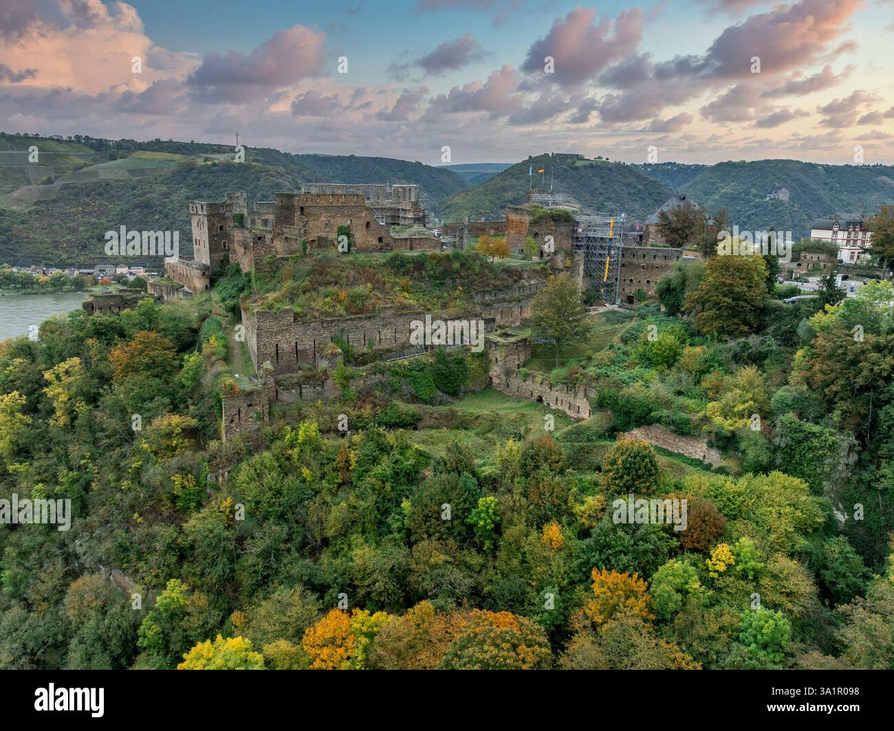 Vista aerea delle rovine medievali del castello di Rheinfels in fase di ricostruzione in Germania Foto Stock
