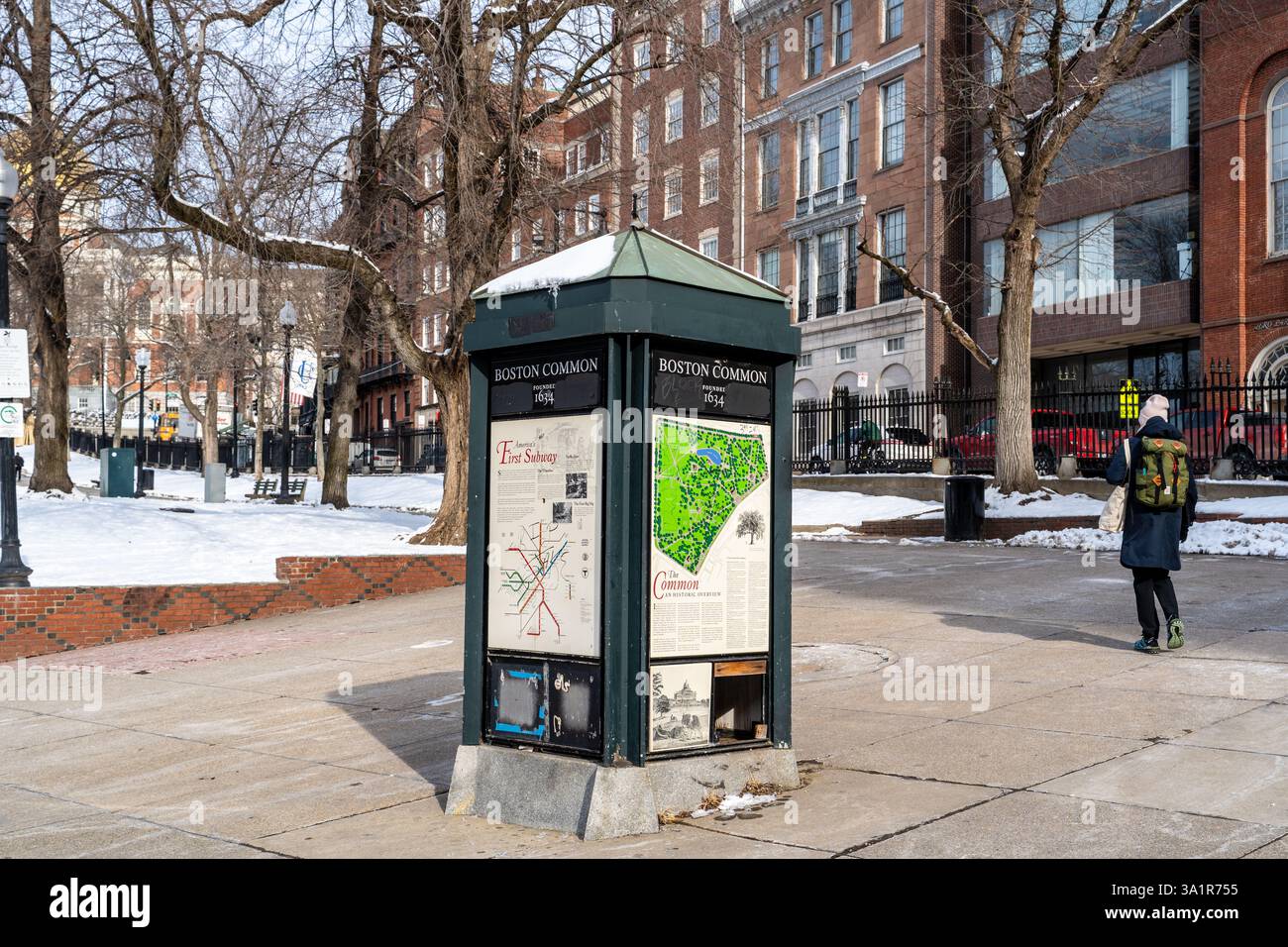 Boston, ma, Stati Uniti - 11 febbraio 2025 - Boston Common Information Box in piedi vicino al sentiero che mostra la mappa del parco e le informazioni della metropolitana Foto Stock
