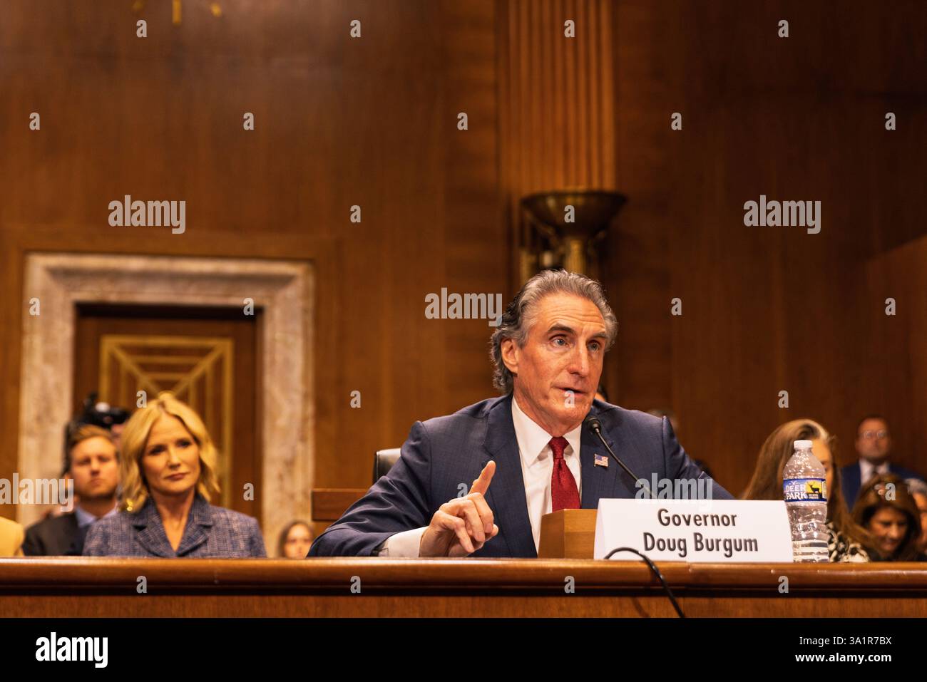 16 gennaio 2025 - Washington DC: Il Comitato del Senato per l'energia e le risorse naturali tiene un'audizione per esaminare la nomina di Doug Burgum. Foto Stock