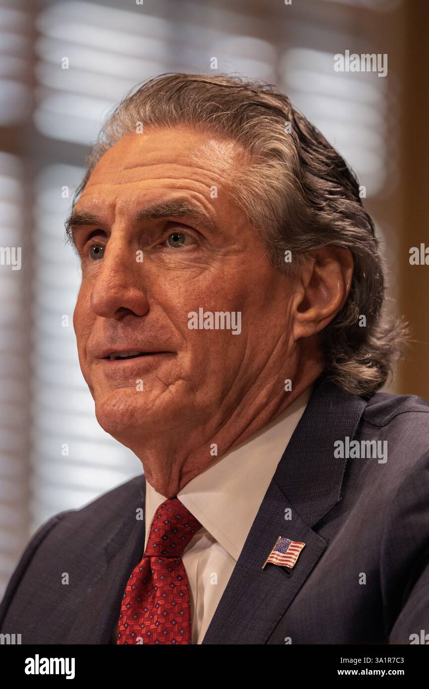 16 gennaio 2025 - Washington DC: Il Comitato del Senato per l'energia e le risorse naturali tiene un'audizione per esaminare la nomina di Doug Burgum. Foto Stock