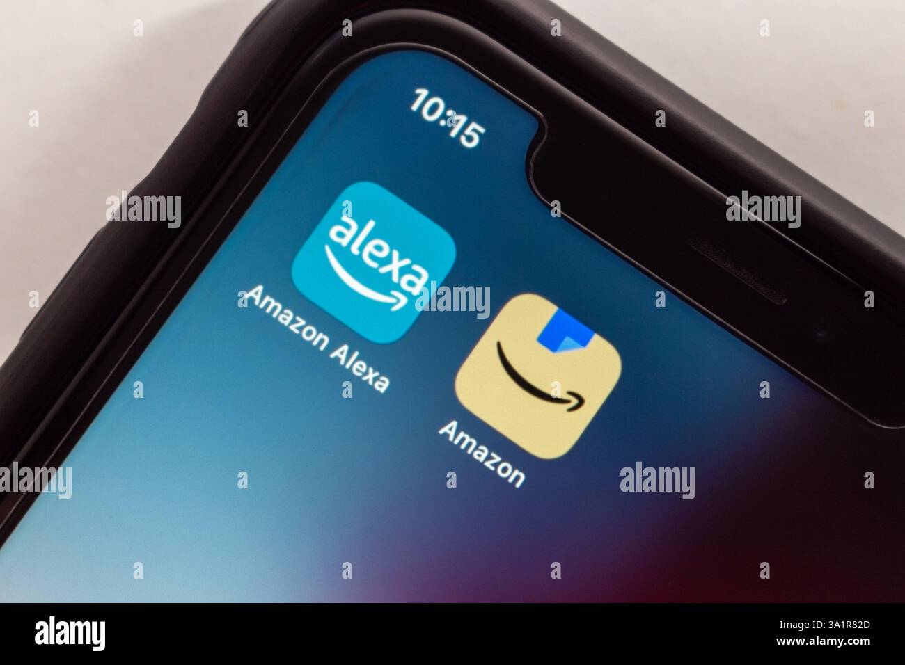 Le icone Alexa e Amazon vengono visualizzate sullo schermo di uno smartphone, che rappresenta l'ecosistema Amazon di assistenza vocale e tecnologia intelligente. Foto Stock
