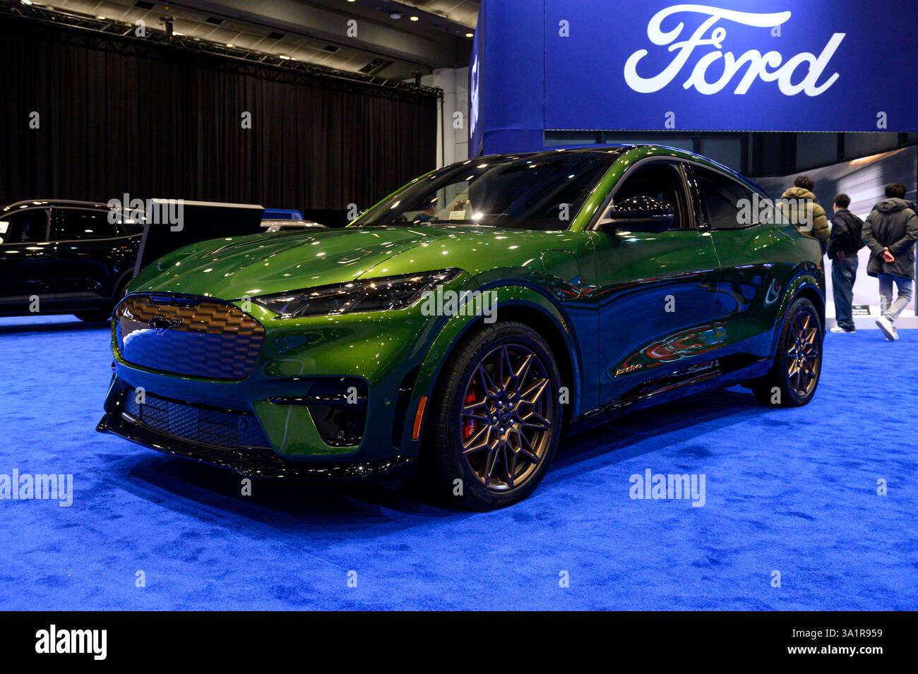 Toronto, ON, Canada - 14 febbraio 2025: 2024 Mustang Mach-e GT presentato al Canadian International AutoShow 2025. Foto Stock